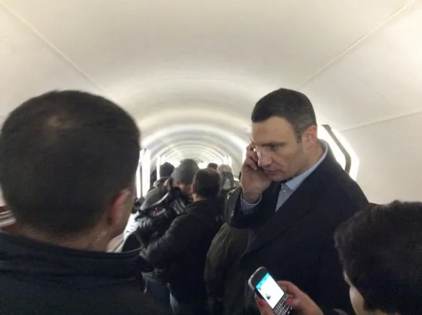 Віталій Кличко перевірив бомбосховища, заглянув у кіоск з булочками та проїхався у метро (Фото) — фото 3