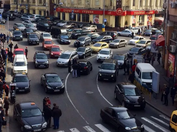 У центрі Києва троє людей відкрили стрілянину (фото) — фото 3