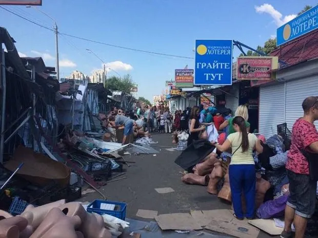 Біля станції метро "Святошин" знесли МАФи разом із товаром — фото 2